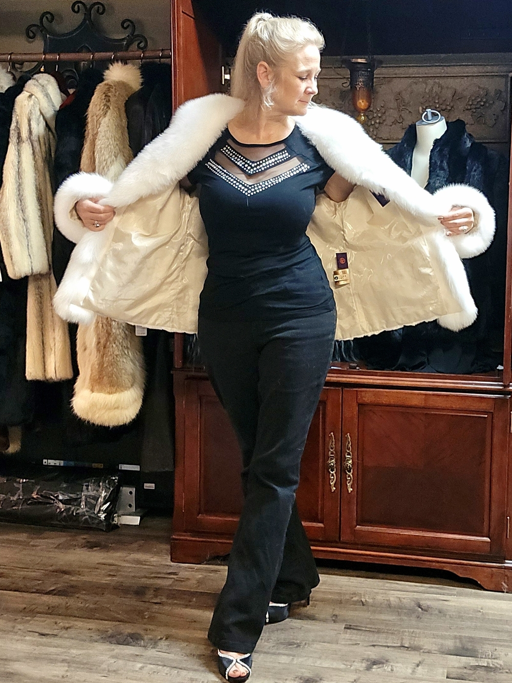 NWT Gorgeous White Mink Fur Coat with White Fox Trim sz M-L - Picture 12 of 17